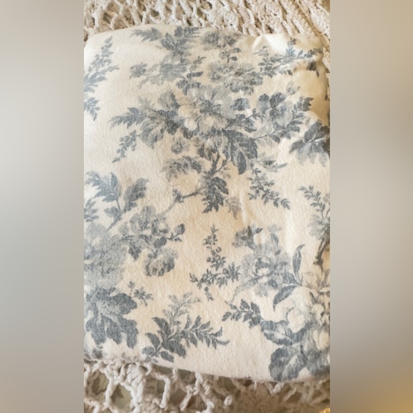 Laura Ashley Flannel Sheet Set - King - Picture 4 of 9